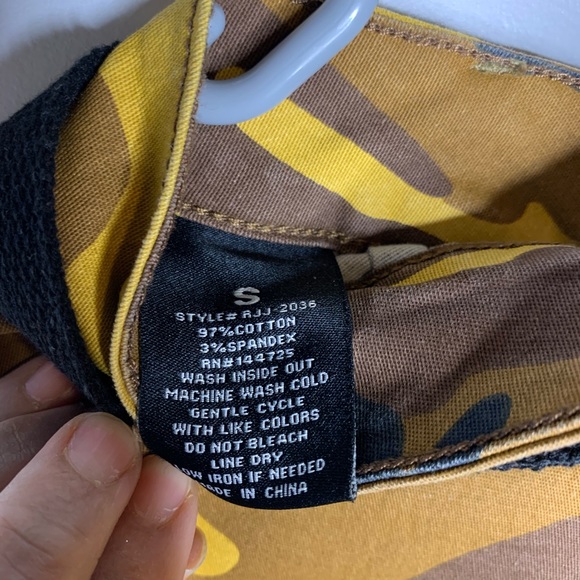 Camo cargo pants. ( SIZE M AVAILABLE) - Picture 5 of 5